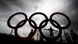 Purtret dals tschintg rintgs olimpics cun nebla ed atmosfera trista. 