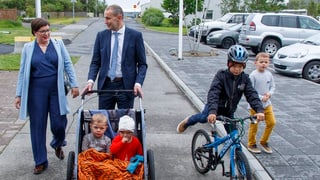 Jóhanesson va a votar cun dunna ed uffants.