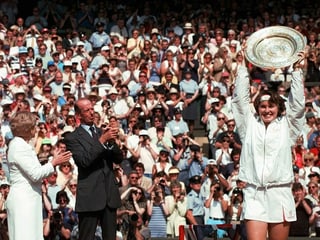 Martina Hingis cun ses buccal a Wimbledon. Martina Hingis cun ses buccal a Wimbledon.