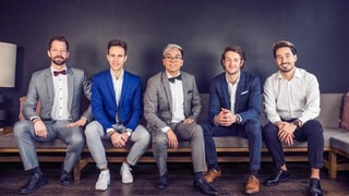 5 giuvens sin in canapé