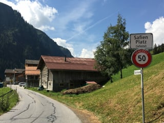 L'entrada dal vitg Safien Platz.