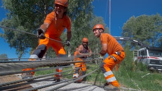 trais lavurers en vestgadira oranscha vid la lavur