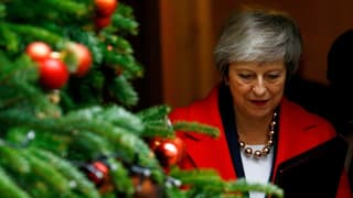 Purtret da Theresa May dasper in pignieul da Nadal. 