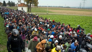 Unda da fugitivs che marschan tras la Slovenia.