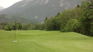 La plazza da golf Alvagni ha 18 rusnas.