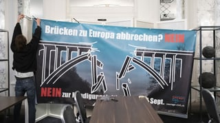 Il maletg mussa in placat da votaziun cunter l'iniziativa da limitaziun.