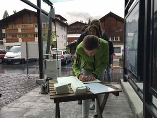Ina matta scriva en in cudesch, la colonna davos tir spetga.