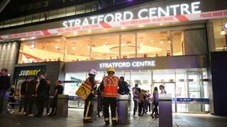 Persunas avant il Stratford Centre a Londra.
