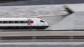Purtret d'in tren da l'SBB che charrescha en il tunnel dal Gottard. 