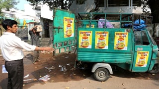 In pitschen auto da furniziun cun la scripziun «Maggi» en l'India