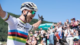 il ciclist Nino Schurter sa legra da sia victoria