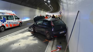 Purtret d'in auto donnegia ferm davant. 