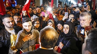 Pliras milli persunas han demonstrà avant la represchentanza tirca a Rotterdam. 