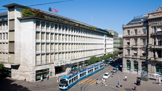 vista sin il Paradeplatz a Turitg, a sanestra la banca UBS, a dretga la banca CS