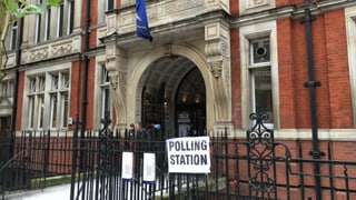 Il maletg mussa l'entrada d'in biro da votar a londra