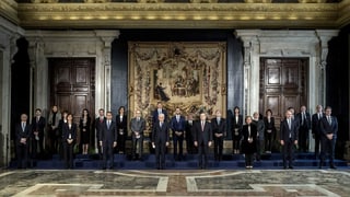 Ina gruppa da persunas che stattan ina sper l'autra. Ina gruppa da persunas che stattan ina sper l'autra.