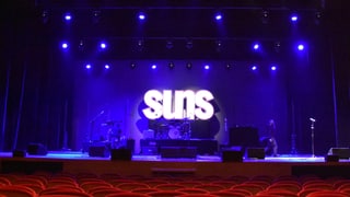 La tribuna dal SUNS spetga ils artists.