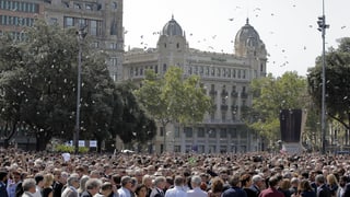 Millis da persunas èn sa rimnadas sin la Placa Catalunya per commemorar las unfrendas cun ina minuta da silenzi. 
