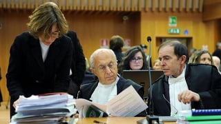 3 persunas en sala da dretgira, sanester ina dunna sin pais ch'ordinescha documents, enamez il procuratur talian e dretg in ulteriur advocat