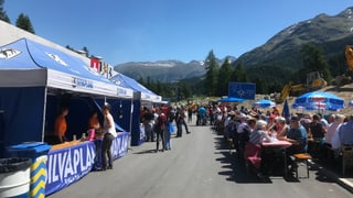 Glieud sesa sin bauns da festa, stans da spaisa e bavronda.