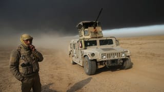 Soldat da la armada iracaisa sper in auto da cumbat. 