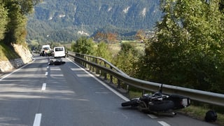Duas motos derschidas sin la via e pli engiu autos. 