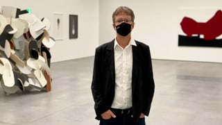 Il directur dil museum d'art Stephan Kunz en la nova exposiziun. 