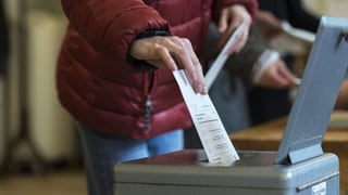 Dunna metta cedel da votar en l'urna