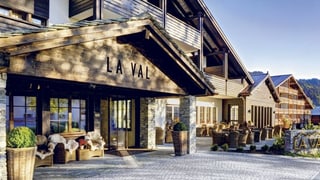 L'entrada da l'hotel La Val a Breil.