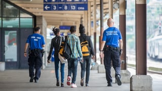 Dus polizists da cunfin cun trais giuvenils esters da davosen.