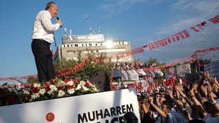 Muharrem Ince tar ina manifestaziun ad Istanbul.