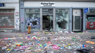 Gronds donns: Las restanzas dals cravals da venderdi notg en las vias da Hamburg.
