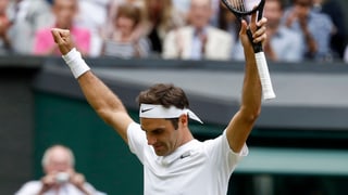 Purtret da Federer che stenda la bratscha en posa da victur. 