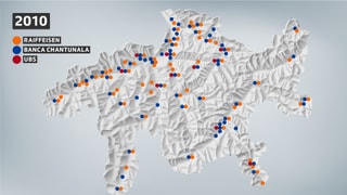 Ina charta dal Grischun cun nudà cun puncts blaus las filialas da la Banca chantunala dal Grischun, oransch las bancas Raiffeisen e cotschen las filialas da la UBS. Sur ils onns sa concentreschan quels puncts en ils centers regiunals.