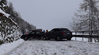 Ils dus autos al lieu da l'accident.