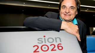 Christian Constantin vicepresident dal comite cun il logo da Sion 2026.