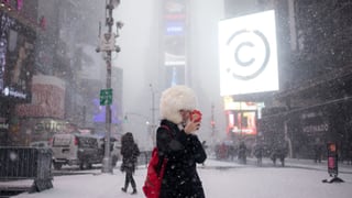 Ina passanta sin il Times Square a New York. 