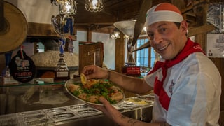Claudio Vicanò en la pizzaria dal Catrina Ressort, nua ch'era ils pucals gudagnads fan parada.