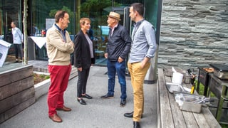 Reto Gurtner en discurs cun la famiglia Repond.
