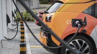 Purtret d'in auto electric ch'è vid tancar vid ina staziun. Purtret d'in auto electric ch'è vid tancar vid ina staziun.