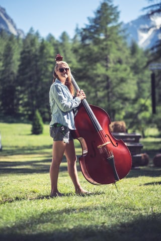 Sarah da Cape Town arriva amez la natira svizra cun ses instrument Sarah da Cape Town arriva amez la natira svizra cun ses instrument