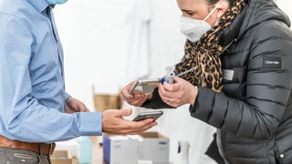purtret d'ina persuna sa registrada cun Covent che lascha leger giu las datas da ses test negativ. 