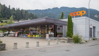 L’entrada dal Coop vegl cun fanestras da vaider
