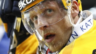 Reto von Arx sin il banc durant la partida cunter ils ZSC Lions.
