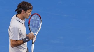 Roger Federer sin ina plazza da tennis.