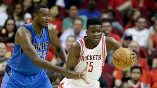 dus giugaders da basketbal en acziun