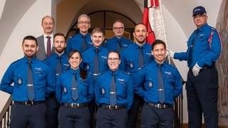 9 policistas e policists pronts per ina fotografia 9 policistas e policists pronts per ina fotografia