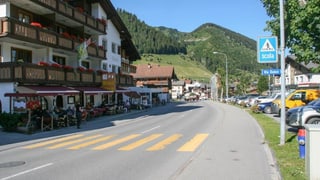 La via principala tras il vitg da Sedrun. 