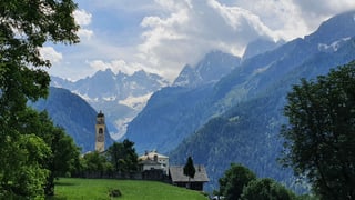 La Val Bondasca - davent dal vitg Soglio. A dretga il Cengalo ed il Piz Badile cuvernà da nivel