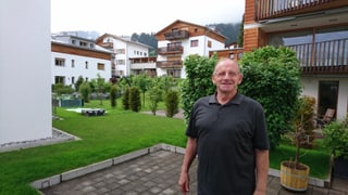 Erwin Juon sin terrassa da sia chasa amez il nov quartier. Erwin Juon sin terrassa da sia chasa amez il nov quartier.